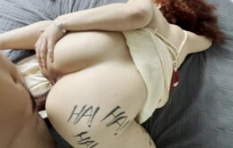 Ruiva cacheada surpreende marido com plug anal e libera o cuzinho